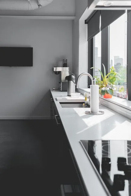Un laveur de vitres opère sur une façade d'immeuble en hauteur, garantissant une propreté impeccable.